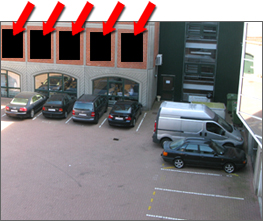 Máscara de privacidad aplicada a las ventanas de una residencia privada en alimentación de vídeo.